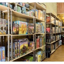 เกมมากมายในร้าน ทั้งมีให้เล่นและซื้อกลับบ้าน