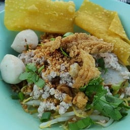 ก๋วยเตี๋ยวหมูต้มยำกระป๊อชมพู