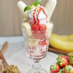 “Strawberry Banana Sundae” (98.-)