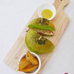 เสิร์ฟคู่กับมันผรั่งทอดและซอสมัสตาร์ด