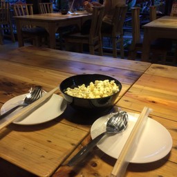 ระหว่างรออาหารทุกโต๊ะจะได้ป๊อปคอร์นจ้า
