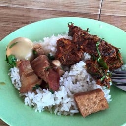 นายกรอง ก๋วยเตี๋ยวเรือหมูน้ำแดง