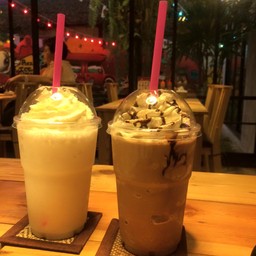 มิลค์เชค กับ ช็อคโกแลตปั่น แก้วละ 40 บาทค่ะ