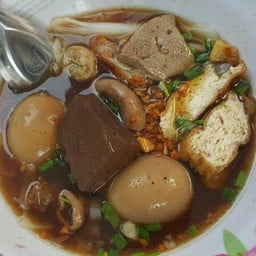 เจ๊แดง กระเพาะปลาแดง ก๊วยจั๊บ