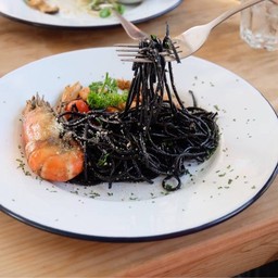 Spaghetti หมึกดำกุ้งผัดเนยกระเทียม (140.-)