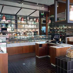 ขนมเต็มร้าน !!