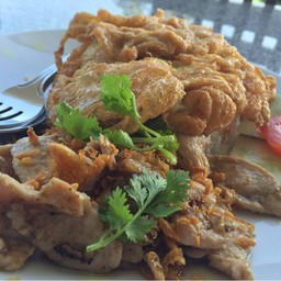 ข้าวหมูกระเทียมไข่เจียว