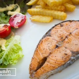 ปลาแซลม่อน คลุกเคล้าพริกไทยดำและเกลือ ย่างสุกเกรียม ใครเป็นคอแซลมอนไม่ควรพลาด