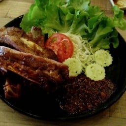 ซี่โครงหมูย่างน้ำผึ้ง ผักสลัด 270 บาท