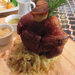 CRISPY PORK KNUCKLE