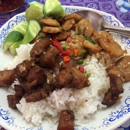 ร้านข้าวแกงใต้ข้างตึกคอมพัทยา