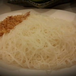 เส้นหมี่ลวก .. ที่สั่งมาต่างหากมาทานกับแกงปู