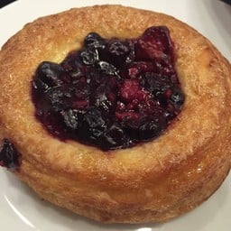 เฉยอะค่ะ แพง 80หรือ85บาทเนี่ยแกละ ข้างในเป็นครีมคัสตาร์ดค่ะ 