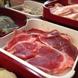 สันคอหมูและสามชั้น แต่ละถาดเยอะมาก จะสั่งต้องระวังจะทานไม่หมด