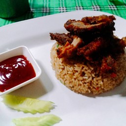 ข้าวผัดซอสมันกุ้งหน้าหมูทอด 35 ยาท
