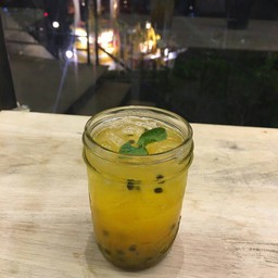 ตัวนี้จะเป็น Orange passion fruite คะ ราชาติจะออกเปรี้ยว ๆ หน่อย แต่แก้วจะเป็รแก