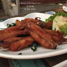 ปีกไก่ดิ้นได้... (เมนูเราคิดเอง 55) ไม่ใช่อะไร จิ้มแล้วกระเด็นตกพื้น - -"