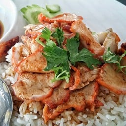 ข้าวหมูแดง หมูกรอบ ราดน้ำมัน