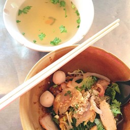 ก๋วยเตี๋ยวแป๊ะสาว by เจ๊แดง