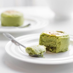 “ชีสเค้กมัทฉะ” หอมและเข้มด้วยชาเขียวสูตรพิเศษ รสชาตินี้เอาใจเราไปเต็มๆ