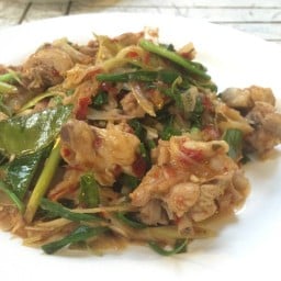 ผัดหน่อไม้ดองไก่บ้าน