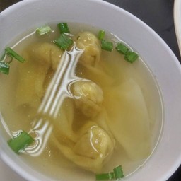 อันนี้อ​ร่อย​ค่ะ​ ขนาดครึ่งนึงของเกี๊ยวที่ขายตามปกติ