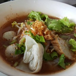 เส้นใหญ่เกี้ยวปลาต้มยำ