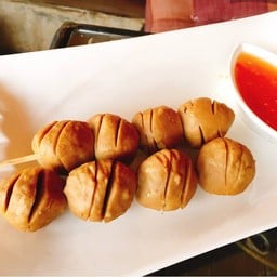 ลูกชิ้นปิ้งมีทั้งเนื้อวัวเนื้อหมู เนื้อล้วนล้วนไม่มีแป้ง น้ำจิ้มรสแซ่บ