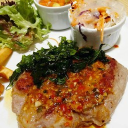 สเต็กสันคอหมูซอสกระเพรากรอบ