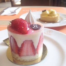 Maison Eric Kayser ทองหล่อ