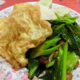 คะน้าหมูกรอบ ไข่เจียว