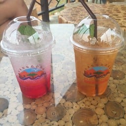 น้ำแดงโซดา/ชามะพร้าว