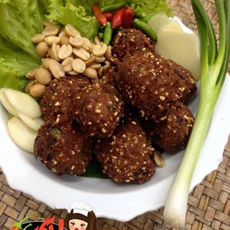 เมนูลาบหมูทอดแสนอร่อยจากแซบนะยะ...ทานกับเครื่องเคียงแล้วเข้ากันดี๊ดี
