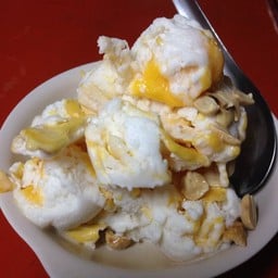 ไอศกรีมกะทิไข่แข็ง ใส่ถั่วลิสง