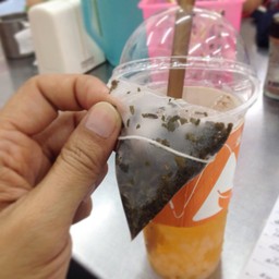 ใส่ไปทั้งถุงชาแบบนี้ เข้มข้นค่ะ