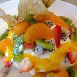 เมอร์แรงหวานพอดีกับครีมสดราดซอสเสาวรสและผลไม้รวม