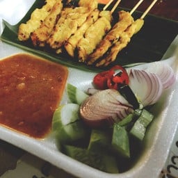 ยิ้มแย้ม หมูสะเต๊ะ ประตูผี