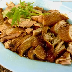 เป็ดพะโล้ครึ่งตัว 180 บาท
