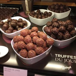 ขายเป็นชิ้น Chocolate Classicของนฝร้าน ราคาค่อนข้างสูงCHF4.7/ชิ้น