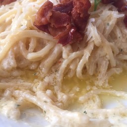 สปาเก็ตตี้คาโบนาร่าเบคอนกรอบ