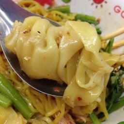 ชายสี่หมี่เกี่ยว ถนนบรรพประการ