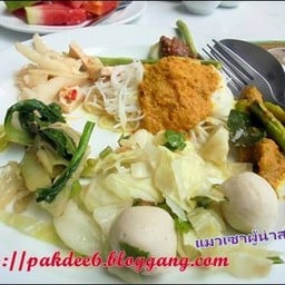 ประกอบด้วยขนมจีนน้ำยา ยำเล็บมือนาง หมูผัดถั่วพริกแกง และผัดผักลูกชิ้น