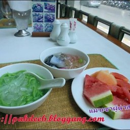 จบอาหารคาวตามด้วยของหวานและผลไม้