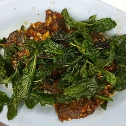 ไข่เยี่ยวม้ากระเพรากรอบ