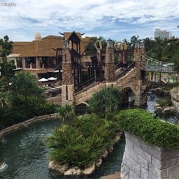 เป็นโรงแรมที่มีสวนน้ำ