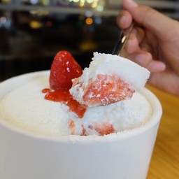 ด้านในมีสตอเบอร์รี่เต็มเลย