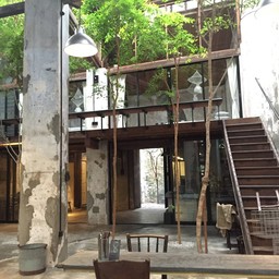 ด้านหลังเป็นที่พัก
