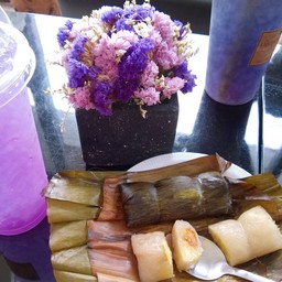 ข้าวต้มมัดไส้ถั่วเหลืองไข่เค็มกับเครื่องดื่ม 