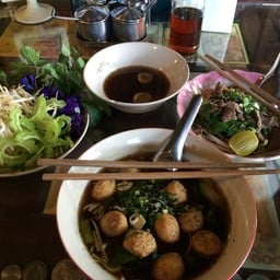 มื้อเที่ยง