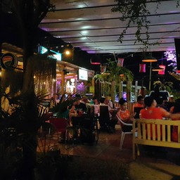 ภายนอกร้าน คนเยอะ